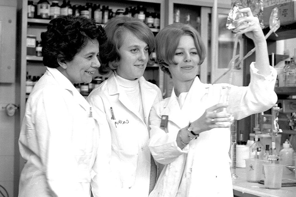 三位科学家在实验室里，这是一张黑白照片