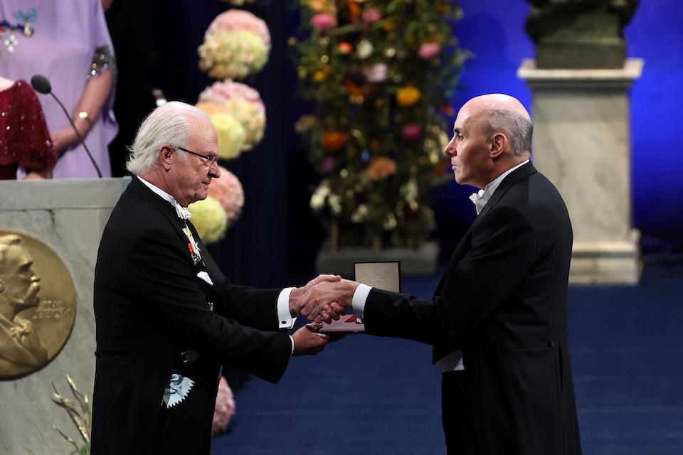 德鲁·魏斯曼获得瑞典国王颁发的诺贝尔奖