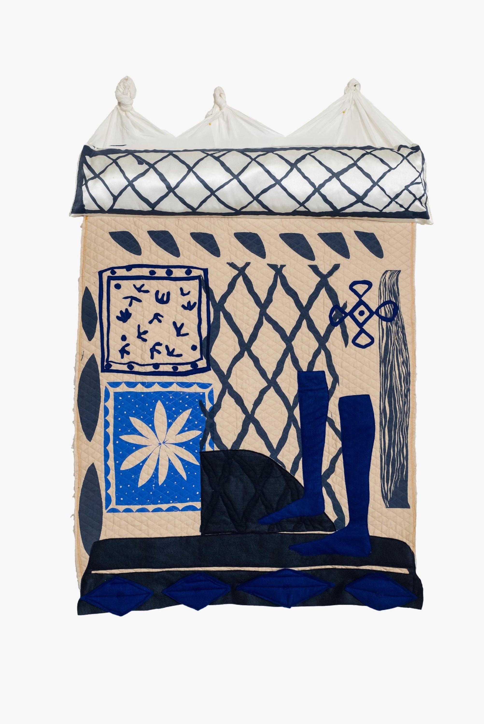 这是一幅以奶油色为背景，蓝色和黑色为元素的纤维作品，描绘了一扇破门的住宅外，双脚站在门槛上.
